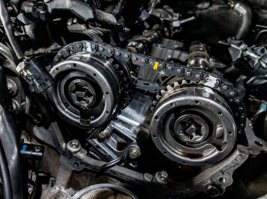 Gaz distrib görünümünde sökülmüş bir motorüzerinde yakın çekim
