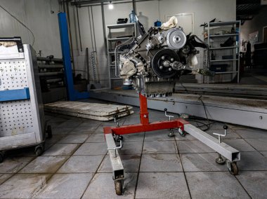 Kullanılan v8 motoru bir vincin üzerine monte edildi.