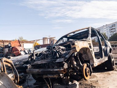 Bir yangın veya bir otoparkta bir kaza dan sonra yanmış bir araba kaplı