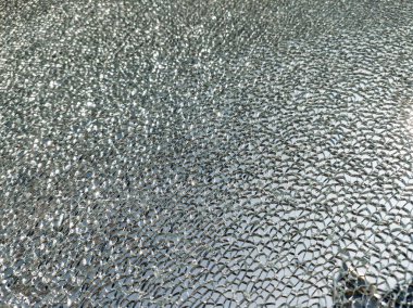 Kırık cam zemin, şehirde bir ağ deseni var. 