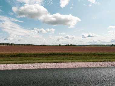 Endüstri ve doğanın kesiştiği yerde resim gibi bir manzara.