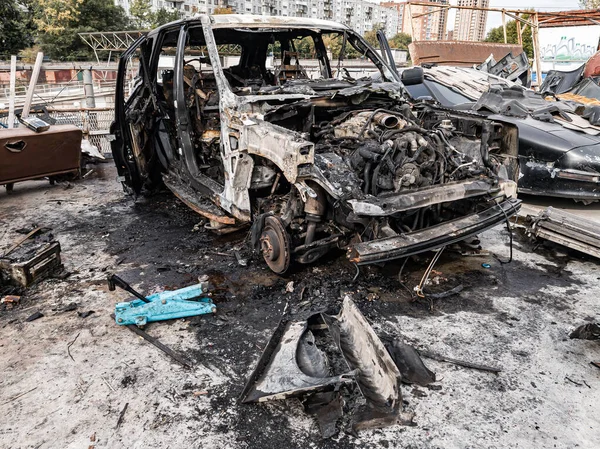 Bir yangın veya bir otoparkta bir kaza dan sonra yanmış bir araba kaplı