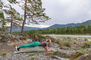 Sarışın güzel kız gülümseyerek ve bir ısınma s yalan yapma