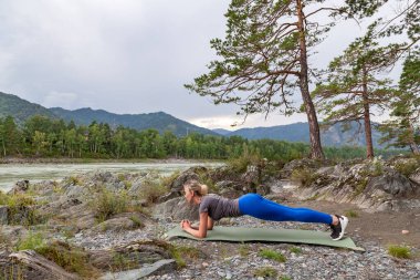 Sarışın güzel kız gülümseyerek ve bir ısınma s yalan yapma