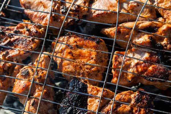 Крупный план процесса приготовления шашлыка из свинины или говядины — стоковое фото