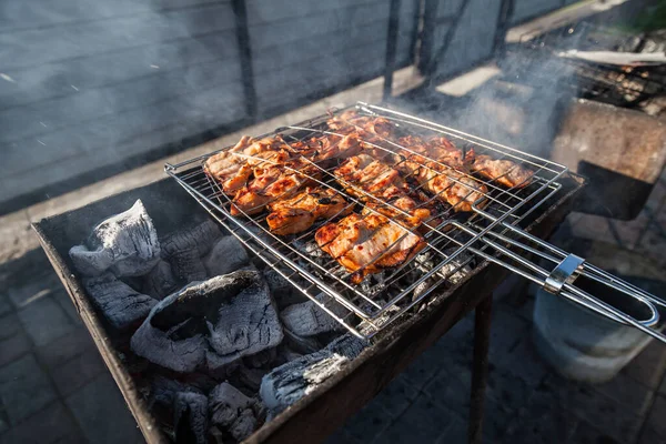 Primo piano sul processo di cottura dello shashlik di carne di maiale o di manzo — Foto Stock