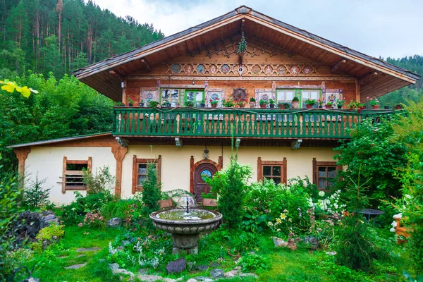 Une petite maison mignonne à l'extérieur de la ville pour vivre en été et en plein air — Photo