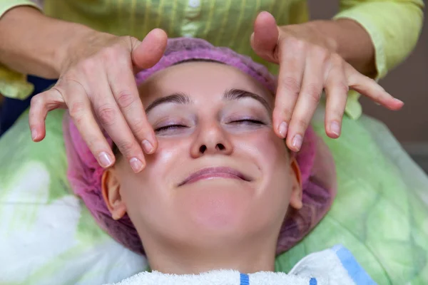 Doświadczony kosmetolog stosuje maskę emulsji na f — Zdjęcie stockowe