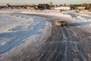 Eski Rus arabası Lada 2106 buzda yarışa hazırlandı.