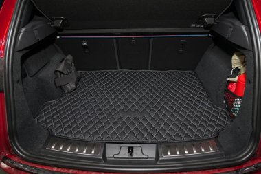 Kırmızı araba bagaj alanı açık SUV hatchback 'in vücudunda.