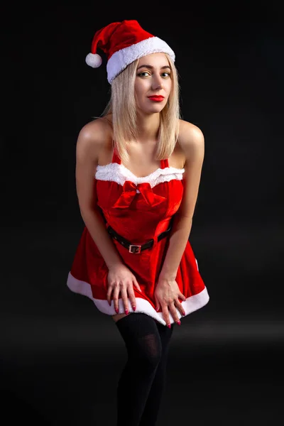 Jeune belle fille blonde dans un costume rouge sexy Snow Maiden ou — Photo