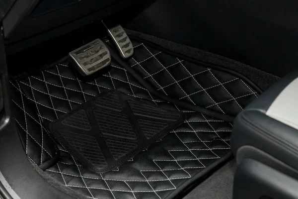 Чистые черные коврики с бриллиантовым стежком и га — стоковое фото