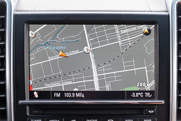 Het interieur van de auto met zicht op de navigatie monitor — Stockfoto