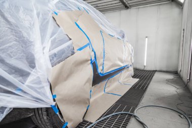 Araba kazasından sonra araba tamir için kameraya takılan araç.