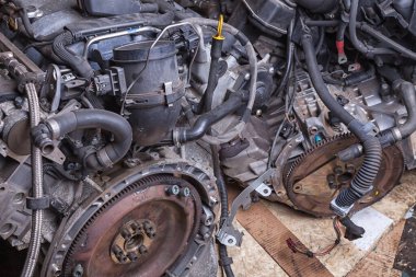 Bir yığın metal yığını. Garajda ikinci el motor ya da araba tamirhanesi. Otomobil servisi veya erkek dergisi için arkaplan.