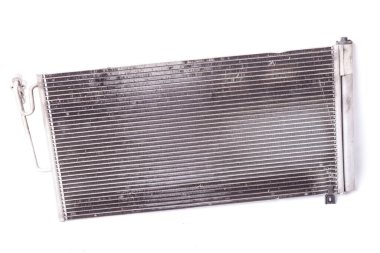 Süreç soğutma radyatöründe: soğutucu soğutucu soğutma ve soğutma soğutma ve geri döndürme pompaları ile ısıtılmış motordan ısı enerjisini alır. Otomatik ayrıştırma veya onarım servisinde satılık bir aygıt.