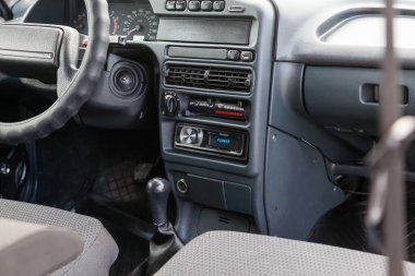 Novosibirsk, Rusya - 05 / 20 / 2020: İç otomobil endüstrisinin eski bir Rus otomobil markası olan LADA 2114 modelinin yolcu bölümünde Pioneer radyosu olan siyah plastikten merkezi kontrol konsolu.