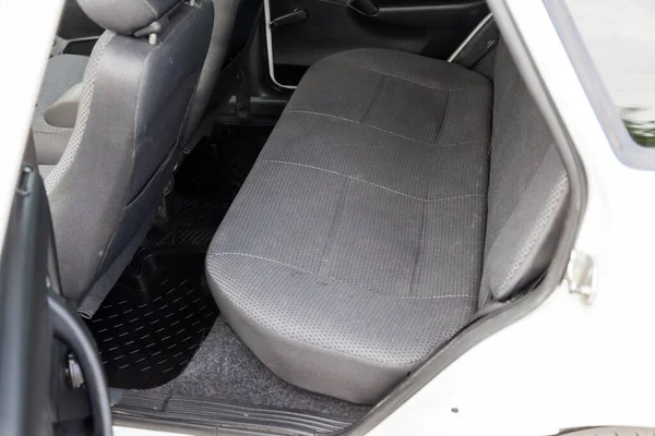 グレーの布で覆われた助手席の後部行と販売のために準備ドライクリーニングした後 古いロシアの車の中できれいなゴム製の黒いラグの足で — ストック写真