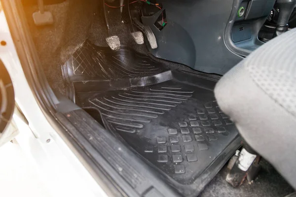 在洗车场的干洗店前 用汽油 制动器和离合器踏板把脚下的脏橡胶地毯关上 打开司机的车门 — 图库照片