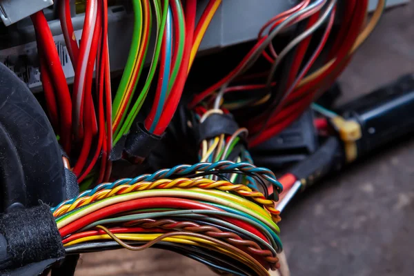 Montón Cables Multicolores Que Conectan Varios Sistemas Electrónicos Para Transmitir — Foto de Stock