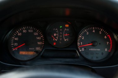 Novosibirsk, Rusya - 11.06.20: Toyota Caldina 'nın 2000 model iç kanadı, yeşil çimenli, gümüş renkli bir T210 steyşın vagonun arkasında piyasaya sürüldü. Hız göstergesi paneli.