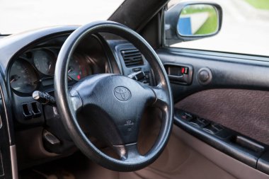 Novosibirsk, Rusya - 11.06.20: Novosibirsk, Rusya - 11.06.20: 2000 model Toyota Caldina arabasının içi, bir park yerinde direksiyon ve gösterge paneli bulunan gümüş bir T210 steyşın vagonun arkasında piyasaya sürüldü.