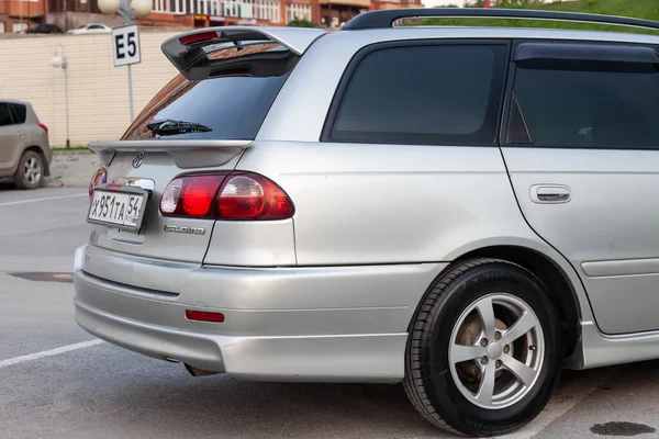 Novosibirsk Rusya 2000 Model Toyota Caldina Nın Arka Görüntüsü Gümüş — Stok fotoğraf