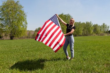 Rusya 'da, yeşil bir buğday ve huş ağacının arka planında duran sarışın bir kız misafirperver bir şekilde gülümsüyor ve rüzgarda sallanan Amerika Birleşik Devletleri bayrağını tutuyor..