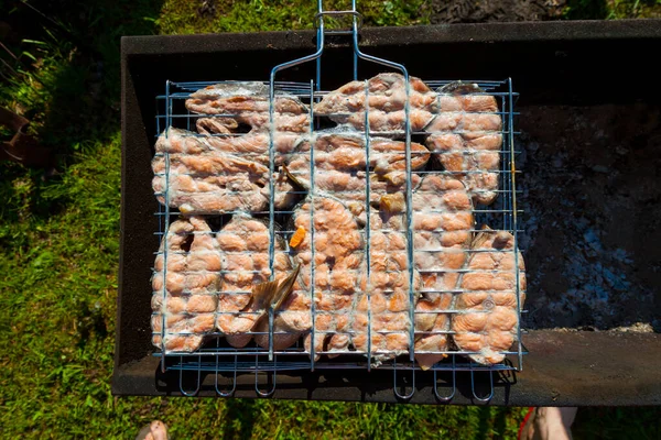 Top Uitzicht Gebruinde Steaks Van Rode Coho Zalm Gebakken Houtskool — Stockfoto