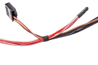 Farklı elektronik sistemleri birbirine bağlayan iki farklı renkten oluşan bir bobin elektrik bandıyla beyaz izole edilmiş arka planda konnektörler ile geri sarar..