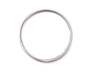 Araba motoru tamiri için metal krom piston halkaları bir fotoğraf stüdyosunun beyaz izole arka planında. Araba servisinde oto yedek parça satışı.