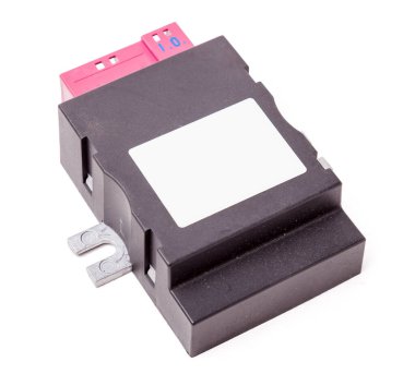 Plastik otomobil motor kontrol ünitesi, beyaz arka plandaki siyah ve kırmızı gövdenin onarımı sırasında bir otomatik ayrıştırma veya değiştirme işlemi, çeşitli alt sistemlerin, toplantıların ve toplantıların merkezini bağlıyor