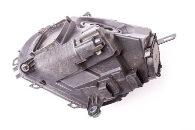 Bir kazadan sonra oto ayrıştırma ya da araba tamirinde yedek parça satışı ve fotoğraf stüdyosunun beyaz izole edilmiş arka planında hasar - vidalı plastik halojen far paneli