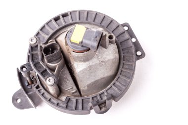 Bir kazadan sonra araba gövdesinin otomatikman ayrıştırılması veya onarımı için yedek parça satışı ve bir fotoğraf stüdyosunun beyaz izole arka planında servis hasarı - plastik sis lambası paneli montajlı