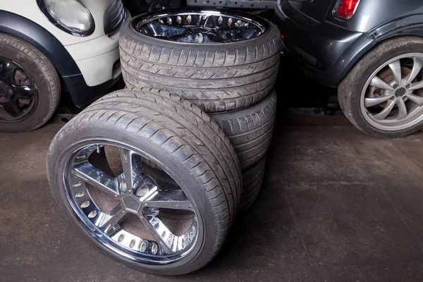 Conjunto Neumáticos Invierno Elegantes Caros Para Coche Alemán Con Ruedas — Foto de Stock