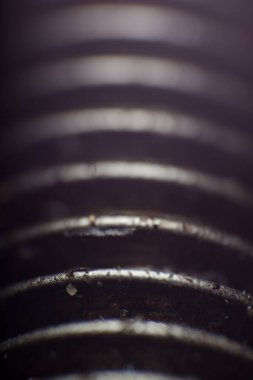 Siyah arkaplandaki bir cıvata parçasının yakın plan resmi ya da oto tamirhanesi ya da araba servisi reklamı afişi için bir tasarım çizimi.