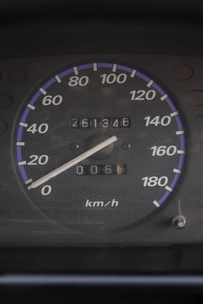 仪表盘显示传感器 机载计算机 的特写 表盘周围有一条蓝色线 底盘上有白色符号 用来测量汽车的速度 — 图库照片