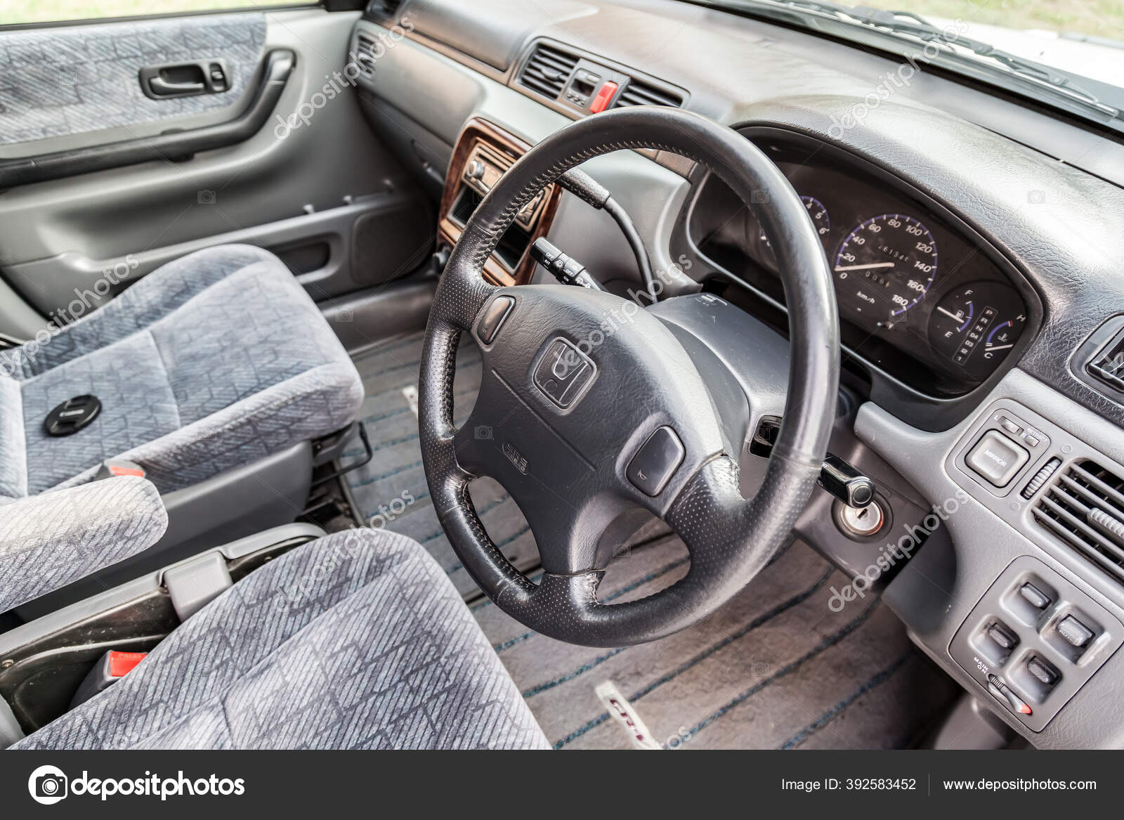Novosibirsk ロシア 駐車場で販売する前に掃除やドライクリーニングの後にダッシュボード ステアリングホイール フロントシートを表示してホンダ車の内部のインテリア ストックエディトリアル用写真 C Aleksandrkondratov
