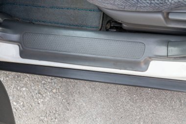 Çamaşır yıkadıktan sonra kapısında siyah kauçuk süsleme olan beyaz bir Japon kavşağının kapısını aç ve asfaltın arka planında kuru temizleme ve kuru temizleme üst görüntüsü olsun..