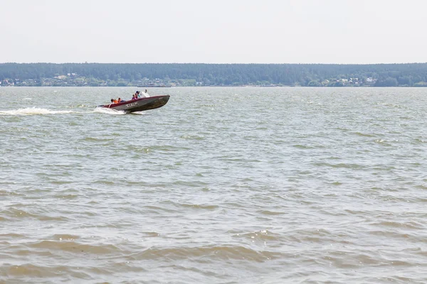 Nowosibirsk Russland 2020 Ein Motorboot Mit Einer Familie Bord Segelt — Stockfoto