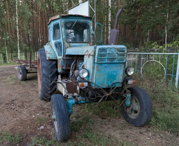 Gamla Rostiga Vitryska Traktor Stot Vid Ingången Till Byn Ordynskoye — Stockfoto