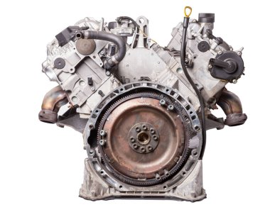 Beyaz izole edilmiş arka planda bir otomobil servisindeki bir arabanın bakım ve onarımı için V6 motorunu kapatın. Araç parçaları kataloğu.