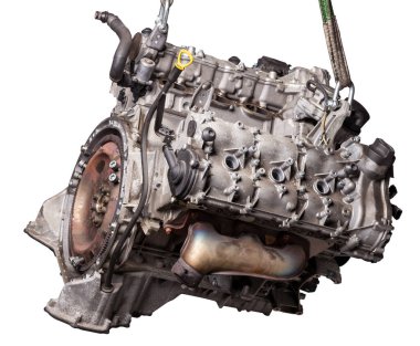 Beyaz izole edilmiş arka planda bir otomobil servisindeki bir arabanın bakım ve onarımı için V6 motorunu kapatın. Araç parçaları kataloğu.