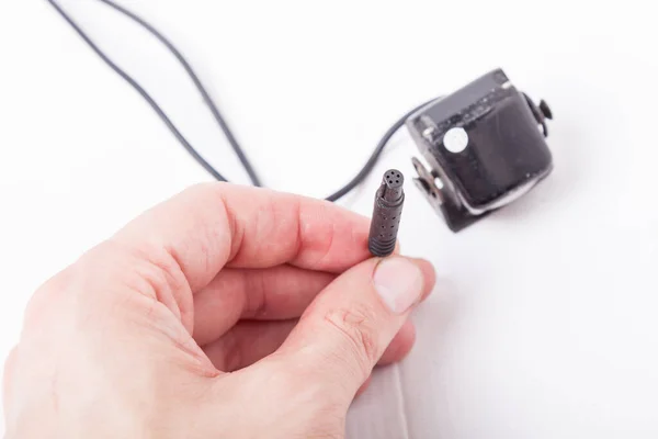 Primer Plano Mano Hombre Caucásico Sosteniendo Conector Negro Con Cable — Foto de Stock