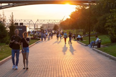 Novosibirsk, Rusya - 12.07.2020: Mikhailovskaya seti bir yaz gününün gün batımında, altın saatinde, hafta sonu boyunca bir sürü gölle birlikte.