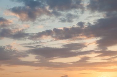 Akşamları gök gürültülü, kasvetli, gri bulutlar. Mavi ve turuncu gökyüzü. Bir yaz günü, gün batımının altın saatinde..