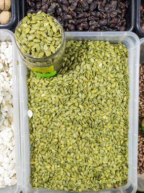 Pazarda satılık bir tepside bir sürü yeşil kabak tohumu var. Kuru yemişler ve güzel yiyecekler..