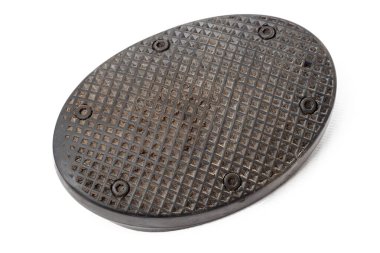 Eski lastik fren pedalı siyah kauçuktan kirlenmiş. Fotoğraf stüdyosundaki beyaz bir arka planda. Araba tamiri ya da hurdalıkta satılık yedek parça..