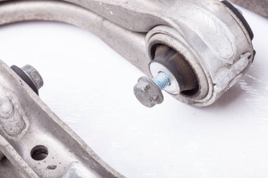 Bağlayıcılarla birlikte kullanılan alüminyum süspansiyonun sessiz bir bloğunun kapatılması, hurdalıkta satılacak yedek parçalar veya araba servisi sırasında değiştirilmesi.
