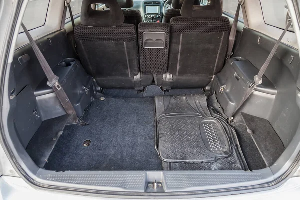 Otwarta Przestronna Komora Bagażnika Szarego Japońskiego Hatchbacka Szarą Pokrywą Tkaniny — Zdjęcie stockowe